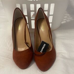 Express heels brown NWT